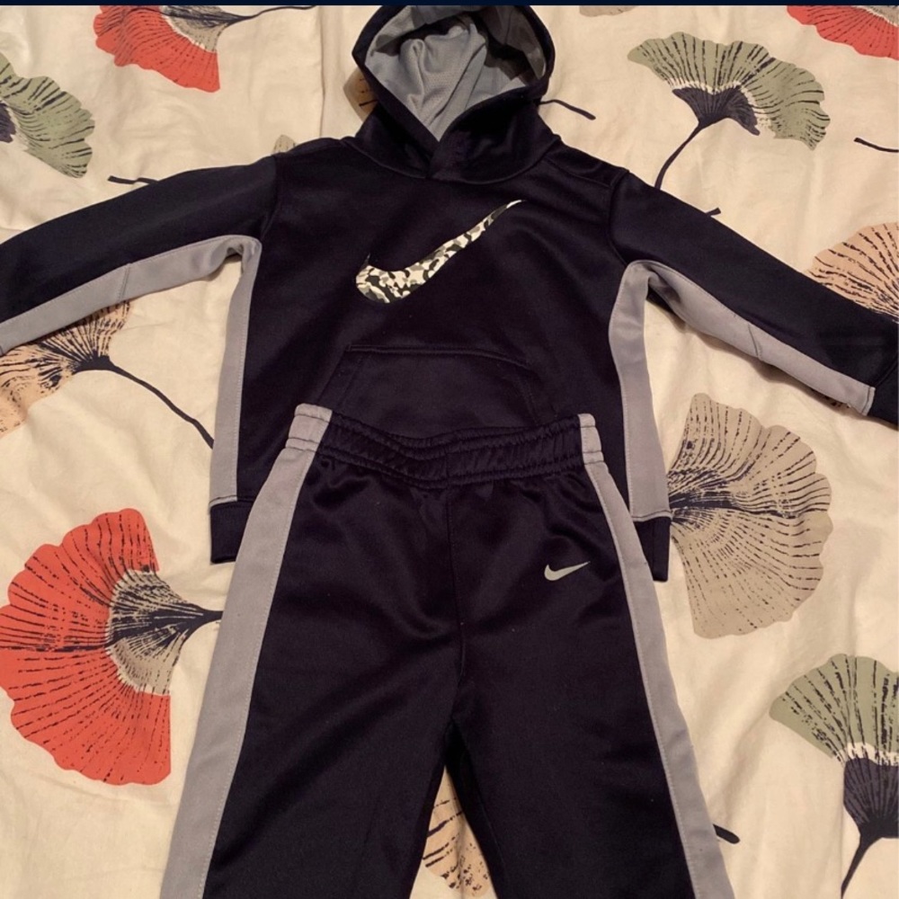 Toddler Nike sweatsuit